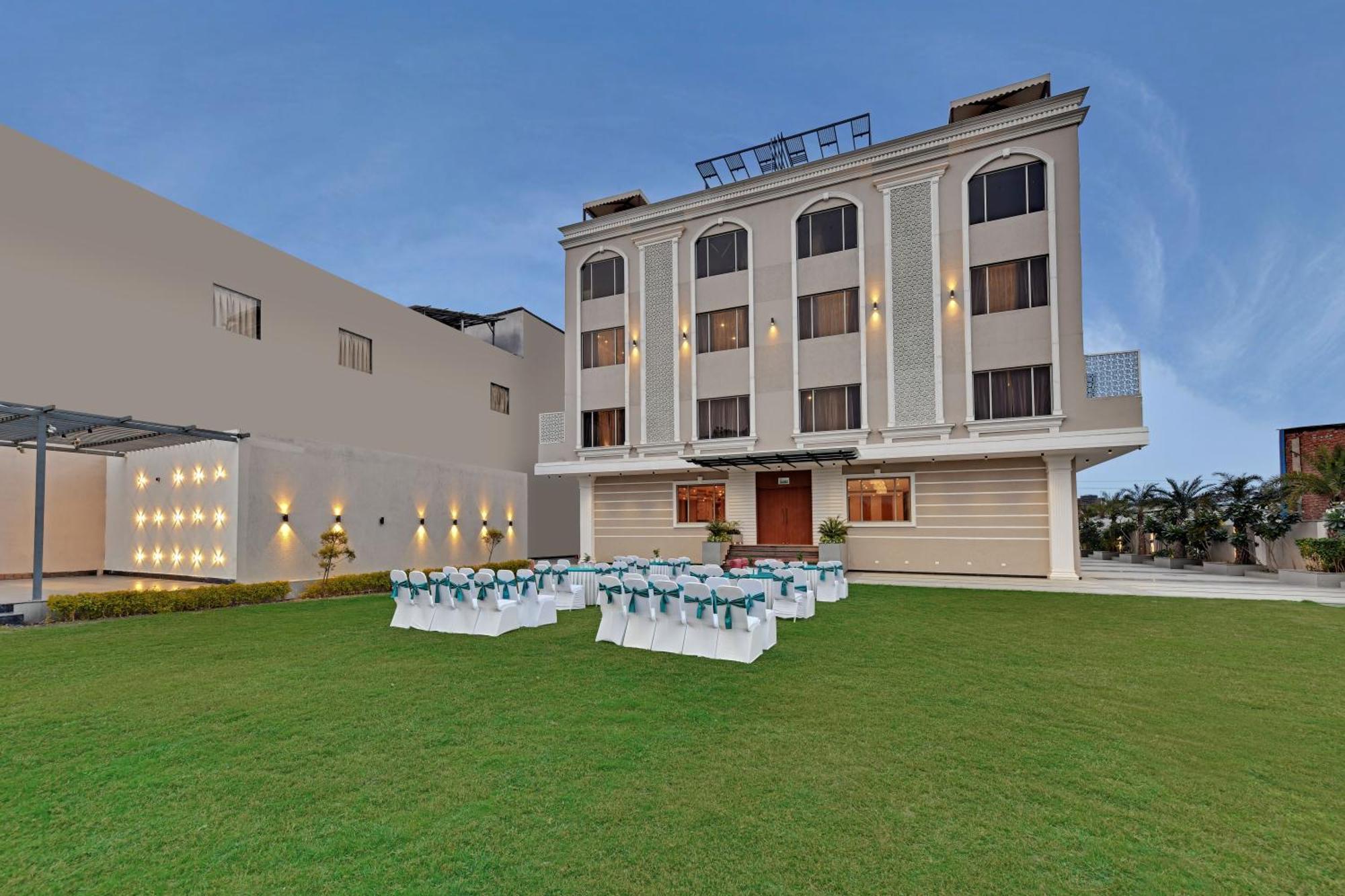 Click Collection Grand Gateway Varanasi Eksteriør bilde