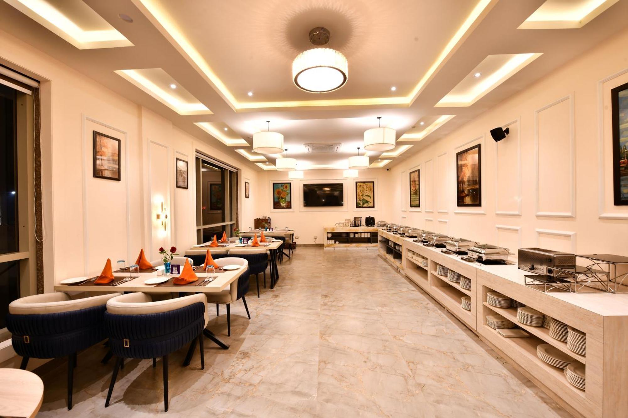 Click Collection Grand Gateway Varanasi Eksteriør bilde